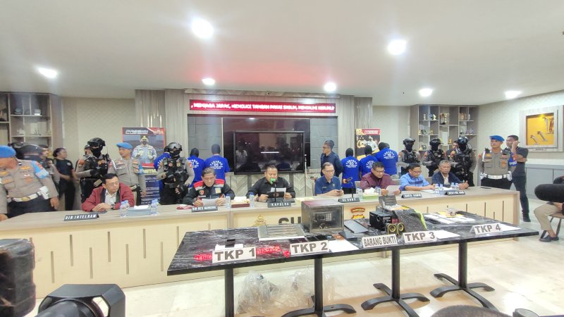 Kapolda Sulsel, Irjen Pol Setyo Budi merilis pengungkapan tindak pidana narkotika jenis sabu dan ekstasi oleh Direktorat Reserse Narkoba di Kampus Universitas Negeri Makassar (UNM)
pada Ahad 11 Juni 2023 malam. (Dok Rakyatku)