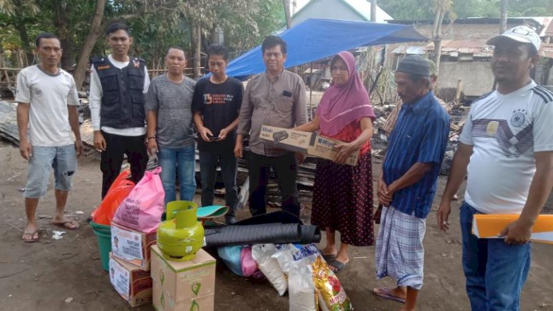 Penyaluran bantuan logistik untuk korban terdampak musibah kebakaran di Desa Bonto Jai, Kecamatan Bissappu, Kabupaten Bantaeng, Sabtu (10/6/2023).