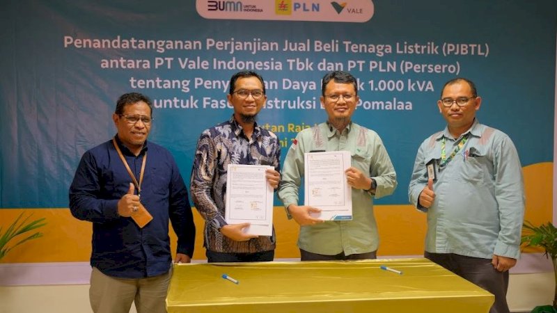 
Penandatanganan nota kesepahaman antara PT Vale Indonesia dengan PT PLN terkait Jual Beli Tenaga Listrik (PJBTL) 1.000 kVA atau 1 megawatt (MW) untuk fase konstruksi Blok Pomalaa di Hotel Sutan Raja, Kabupaten Kolaka, Sulawesi Tenggara, Rabu (7/6/2023).