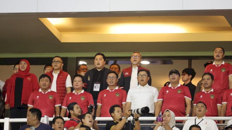 Ketua Umum PSSI, Erick Thohir, bersama pejabat lainnya menyaksikan pertandingan Timnas Indonesia melawan Palestina di Stadion Gelora Bung Tomo, Surabaya, Rabu (14/6/2023). (Foto: PSSI)