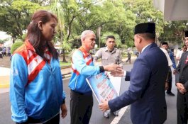 Bupati Bantaeng Serahkan Bonus ke Atlet Berprestasi