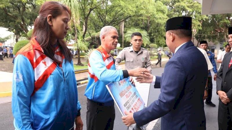 Bupati Bantaeng Serahkan Bonus ke Atlet Berprestasi