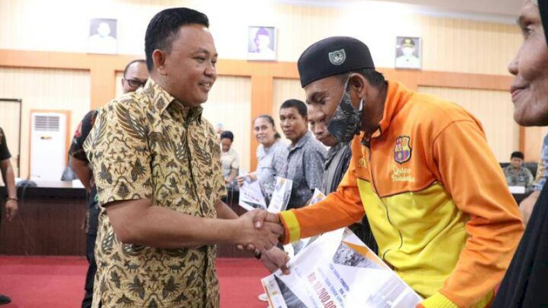 Bupati Bantaeng Kembali Serahkan Klaim AUTS/K Ke Peternak