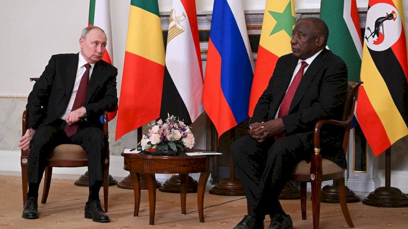 Presiden Rusia Vladimir Putin dan Presiden Afrika Selatan Cyril Ramaphosa. (Ramil Sitdikov/POOL/TASS)