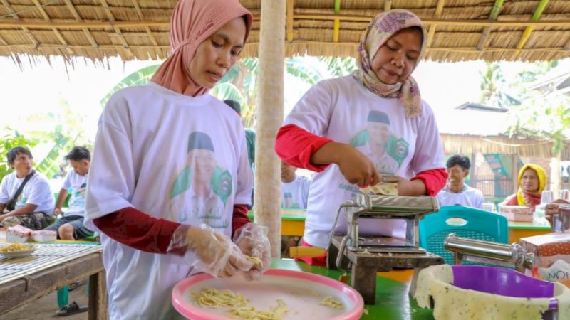 Sukarelawan Gerakan Panrannuangku (GP) Takalar menggelar pelatihan pengolahan rumput laut menjadi produk kerupuk stik dengan menyasar ibu-ibu di Desa Ujung Baji, Kecamatan Sanrobone, Kabupaten Takalar, Sulawesi Selatan (Sulsel), Ahad (18/6/2023).