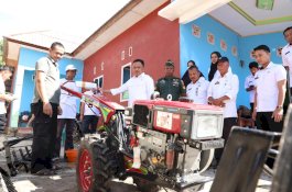 Bupati Bantaeng Salurkan Hand Traktor