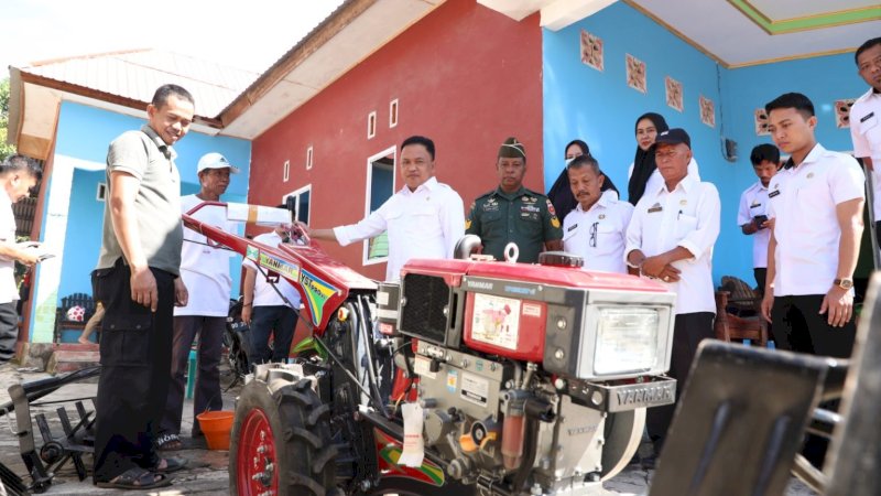 Bupati Bantaeng Salurkan Hand Traktor