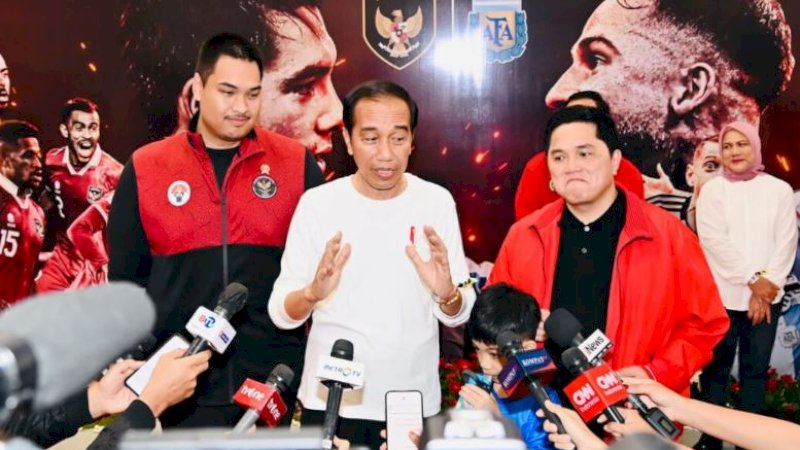 Presiden Joko Widodo (Jokowi) didampingi Ketua Umum PSSI, Erick Thohir dan Menteri Pemuda dan Olahraga (Menpora), Dito Ariotedjo. (Foto: BPMI Setpres)