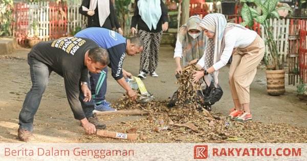 Pimpin dan Pegawai Perumda Air Minum Kota Makassar Bersihkan Pinggiran Saluran Air