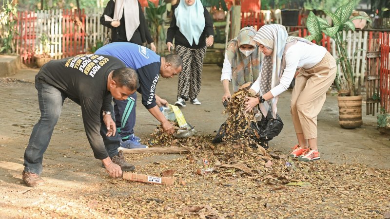 Pimpin dan Pegawai Perumda Air Minum Kota Makassar Bersihkan Pinggiran Saluran Air