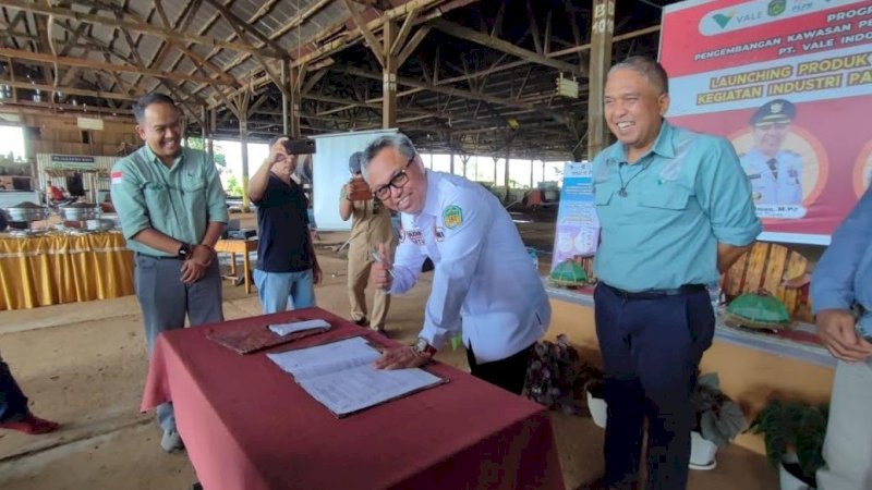 Peresmian rumah produksi pakan ikan dengan metode ramah lingkungan yang dikelola Badan Usaha Milik Desa (BUMDes) Karya Sipatuo, Desa Balantang, Kecamatan Malili, Kabupaten Luwu Timur, Selasa (20/6/2023).