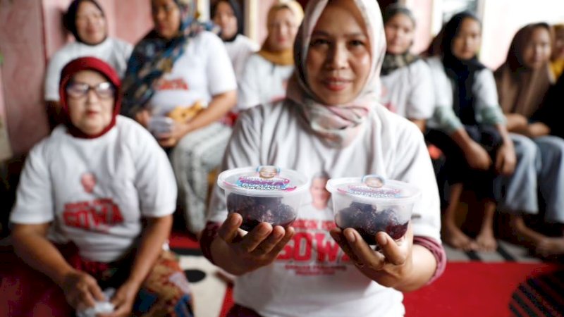 Salah satu peserta pelatihan memperlihatkan hasil olahan tapai di Desa Pakkatto, Kecamatan Bontomarannu, Kabupaten Gowa, Sulawesi Selatan (Sulsel), Jumat (23/6/2023).