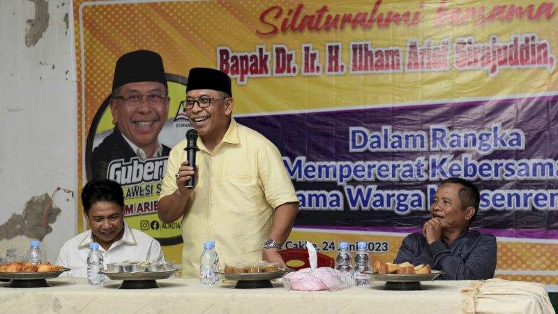 Kandidat bakal calon gubernur Sulawesi Selatan (Sulsel) 2024, Ilham Arief Sirajuddin (IAS), saat silaturahmi dengan tokoh dan warga Kecamatan Anggeraja, Kabupaten Enrekang, Sulsel, Sabtu (24/6/2023) malam. 