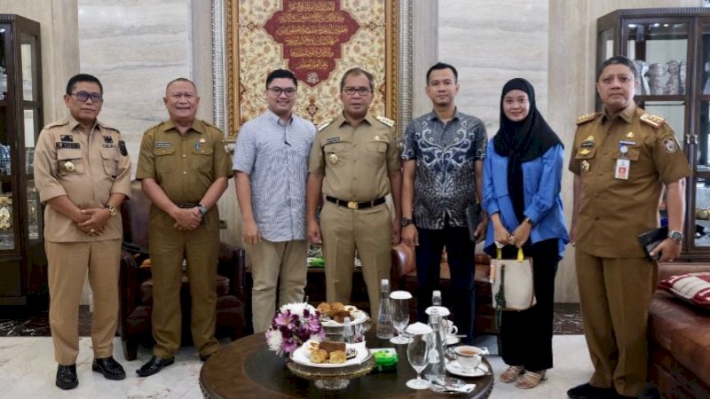 
Wali Kota Makassar, Mohammad Ramdhan Pomanto (tengah), saat pertemuan membahas program Ruang Kedinasan Indonesia Manajemen Talenta Pemuda Nasional (RKI Mantap) di kediaman pribadinya, Jalan Amirullah, Senin (26/6/2023).