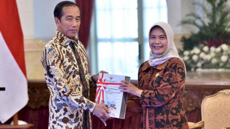 Presiden Jokowi (kiri) menerima LHP atas LKPP dan IHPS II tahun 2022 dari Ketua BPK, Isma Yatun, di Istana Negara, Jakarta, Senin (26/06/2023). (Foto: Humas Setkab/Jay)