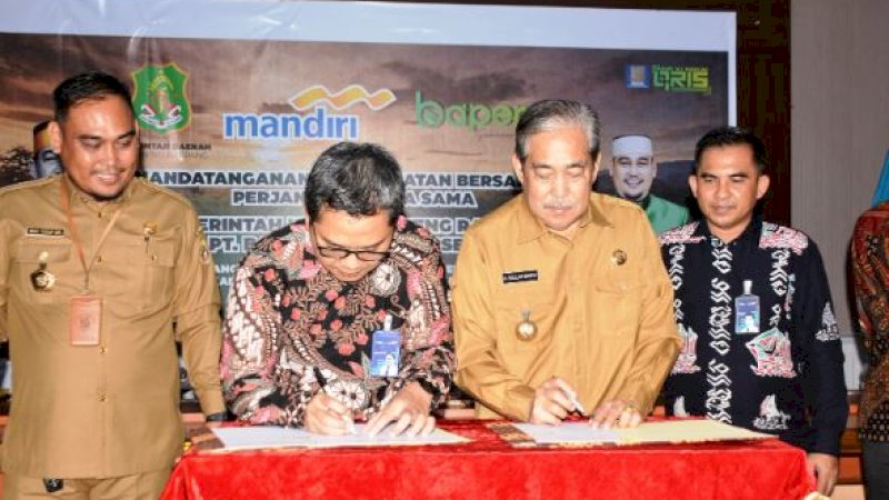 Bupati Sidrap, Dollah Mando (kanan), dan Pj. Area Head Mandiri Parepare, Iwa Gunawan, menandatangani perjanjian kerja sama terkait pengembangan layanan perbankan bagi kepentingan publik, Senin (26/6/2023), di Ruang Rapat Pimpinan, Kantor Bupati Sidrap.