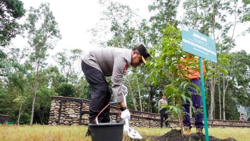 Kapolda Sulsel, Irjen Setyo Boedi Moempoeni Harso, menanam pohon dalam kunjungannya ke wilayah operasi pertambangan terintegrasi PT Vale Indonesia di Sorowako, Kabupaten Luwu Timur. (Foto: PT Vale Indonesia)