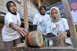 Gerakan Passeddingeng Ganjar Pranowo Gelar Pelatihan Songkok Recca untuk Masyarakat Bone