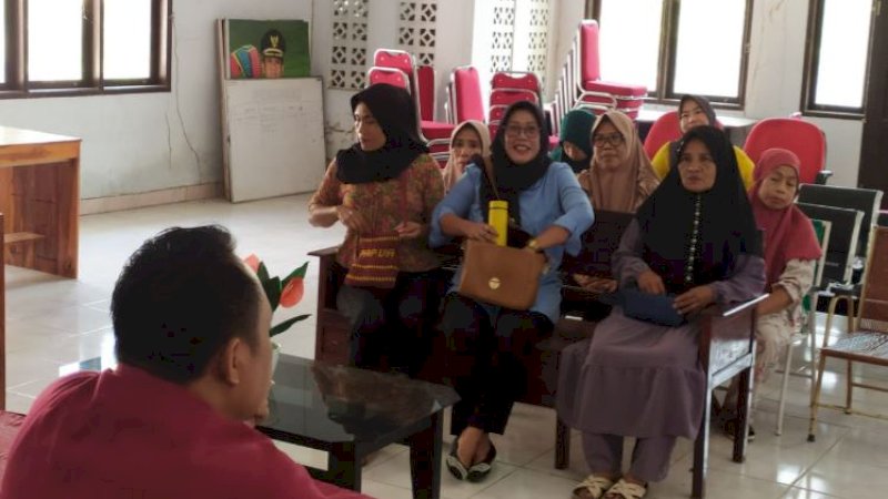 Warga Desa Siddo, Kecamatan Soppeng Riaja, saat mendatangi Kantor Dinas Sosial Kabupaten Barru, Senin (26/6/2023), mengadukan terkait persoalan penerima beras cadangan pangan pemerintah.