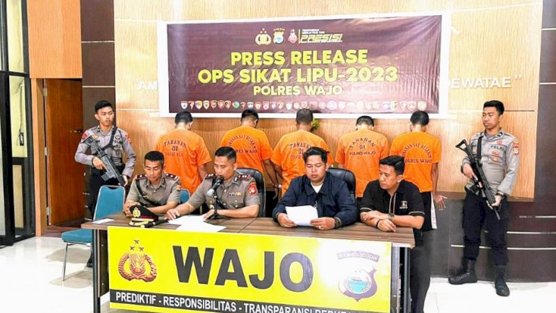 Konferensi pers Polres Wajo terkait pelaksanaan Operasi Sikat Lipu 2023 di lobi Mapolres Wajo, Selasa (27/6/2023).