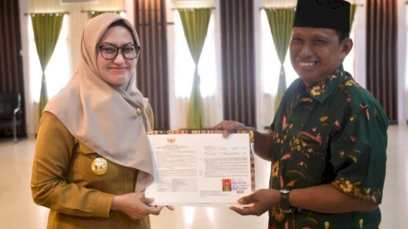 Bupati Luwu Utara, Indah Putri Indriani (kiri), saat menyerahkan surat keputusan (SK) pensiun kepada Aparatur Sipil Negara (ASN) di lingkup Pemerintah Kabupaten (Pemkab) Luwu Utara yang memasuki masa purnabakti, Selasa (27/6/2023), di Aula La Galigo, Kantor Bupati Luwu Utara.
