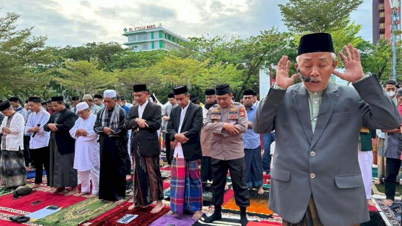 Pelaksanaan salat Iduladha 1444 H/2023 M di Anjungan City of Makassar, Pantai Losari, Rabu (28/6/2023).