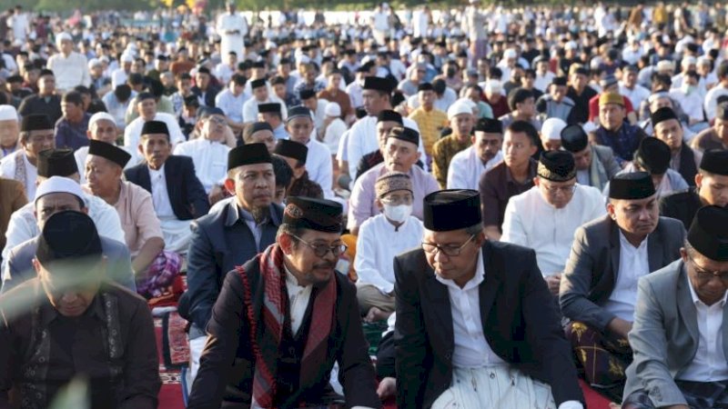 Menteri Pertanian (Mentan), Syahrul Yasin Limpo (SYL), bersama Wali Kota Makassar, Mohammad Ramdhan Pomanto, melaksanakan salat Iduladha 1444 H/2023 M di Lapangan Karebosi, Makassar, Kamis (29/6/2023).