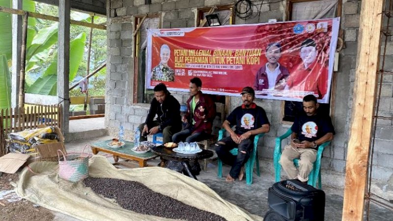 
Sukarelawan Ganjar Milenial Center (GMC) Sulawesi Selatan (Sulsel) melakukan pembinaan petani kopi sekaligus memberikan sejumlah bantuan alat pertanian di Desa Bontolerung, Kecamatan Tinggi Moncong, Kabupaten Gowa, Selasa (27/6/2023).