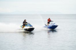 Taufan Pawe Bersama Istri Isi Liburan dengan Olahraga Jet Ski