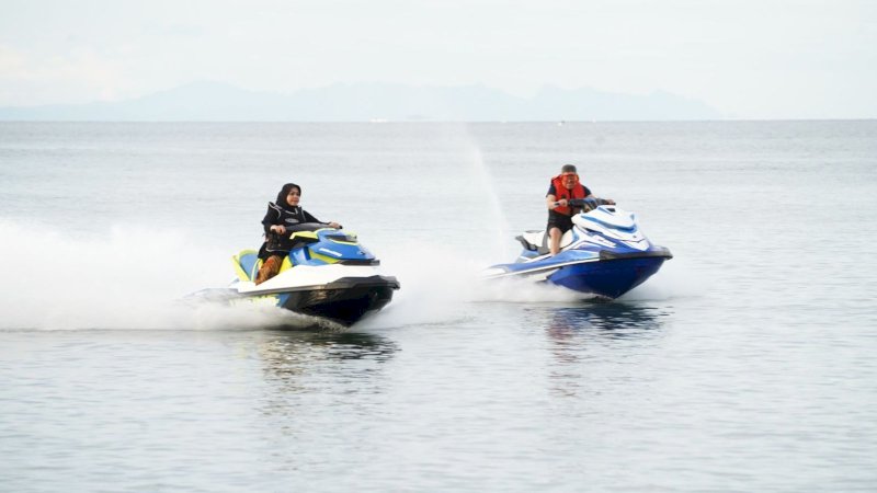 Taufan Pawe Bersama Istri Isi Liburan dengan Olahraga Jet Ski