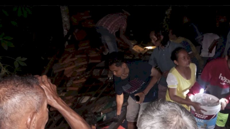 Sejumlah warga di Kabupaten Bantul, Daerah Istimewa Yogyakarta (DIY), melakukan evakuasi pascagempa yang mengguncang wilayahnya dengan magnitudo 6, Jumat (30/6/2023). (Foto: BNPB)