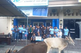 Peringati Idul Adha 1444H, WOM Finance Gorontali Berbagi Daging Kurban ke Warga Sekitar Kantor