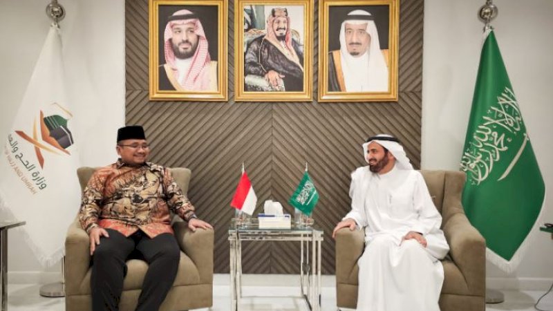 Menteri Agama (Menag) RI, Yaqut Cholil Qoumas (kiri), saat pertemuan dengan Menteri Haji dan Umrah Arab Saudi, Taufiq F. Al Rabiah, di Kantor Kementerian Haji dan Umrah Arab Saudi, Makkah, Jumat (30/6/2023). 