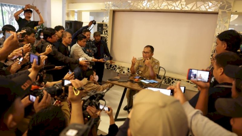Wali Kota Makassar, Mohammad Ramdhan Pomanto, saat konferensi pers terkait keputusannya mengundurkan diri dari keanggotaan Partai NasDem, Senin (3/7/2023).