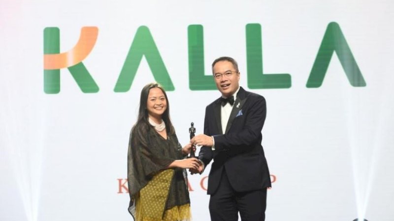 People & Perfomance Director KALLA, Disa Rizky Novianty (kiri), mewakili KALLA saat menerima penghargaan HR Asia Best Companies to Work For Asia 2023 (Indonesia Chapter) di The Ritz Carlton, Pacific Place, Jakarta, 27 Juni 2023 lalu.