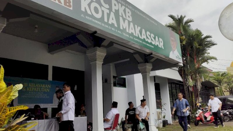Suasana pendaftaran bacaleg dan Uji Kompetensi dan Kepatutan (UKK) Bacaleg di kantor PKB Makassar pada Kamis 4/5/2023. (Dok Rakyatku.com)