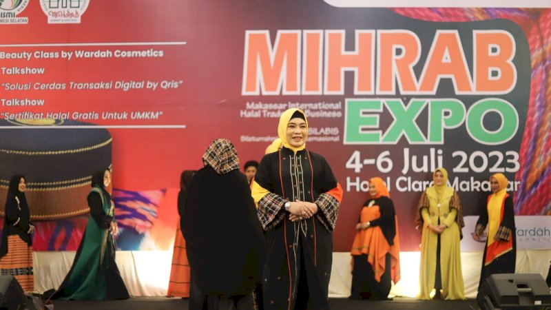 Padukan Limbah Berciri Khas Etnik Islami, Baju Rancangan Erna Taufan Pukau Perhatian Saudagar Muslim di Expo ISMI 2023