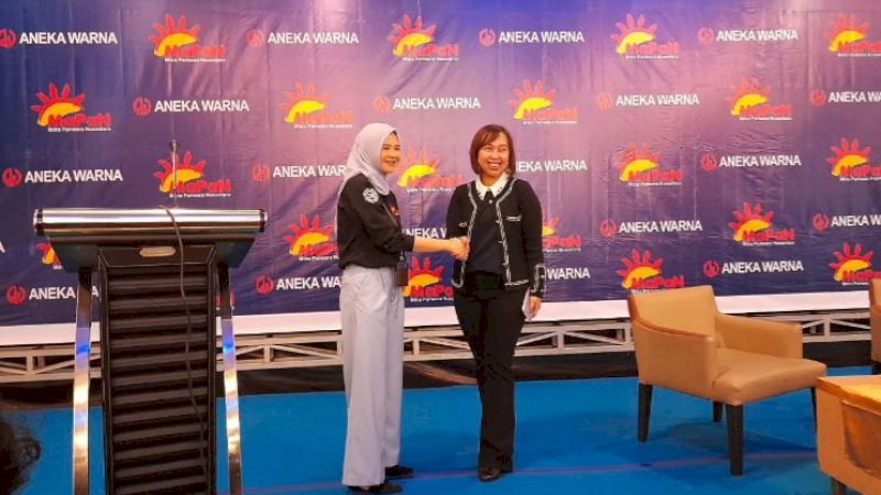 General Manager PT Aneka Warna Indah, Imelda Sanurita (kanan), bersama General Manager PT Mitra Pariwara Nusantara (MaPaN), Masnuriah Mawardi, saat peluncuran official business partner di Hotel Horison Ultima Makassar, Rabu (5/7/2023).