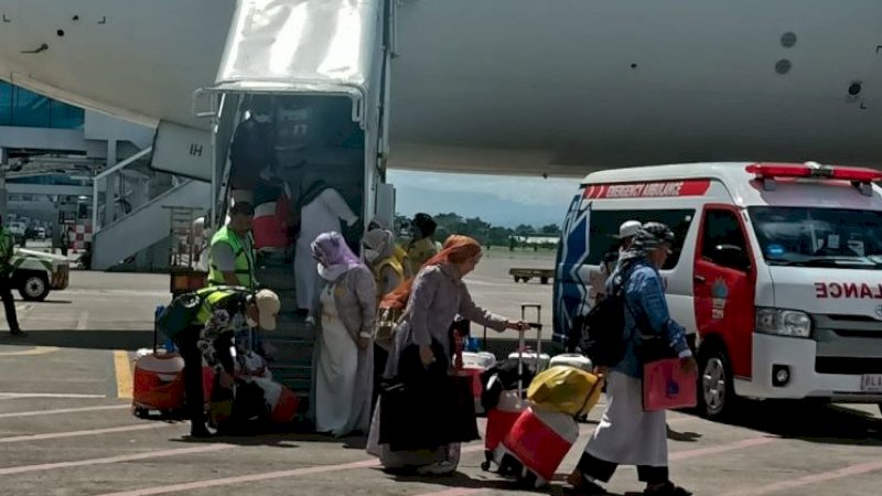 Jemaah haji dari kloter pertama debarkasi Makassar tiba di Bandara Internasional Sultan Hasanuddin Makassar, Rabu (5/7/2023). (Foto: Kanwil Kemenag Sulsel)
