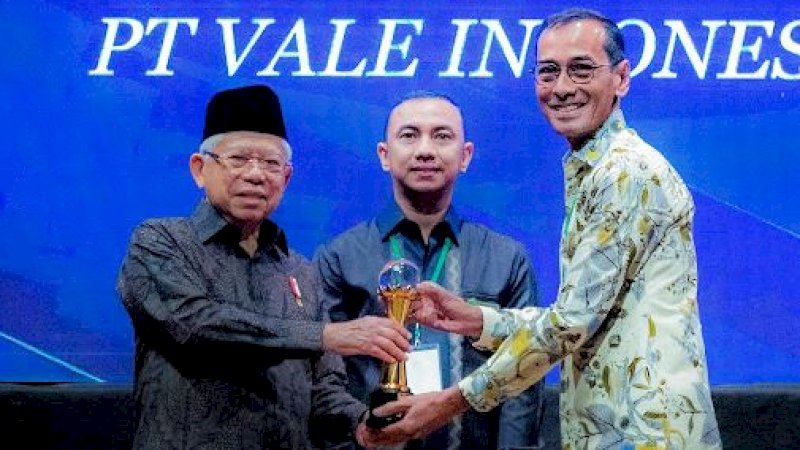 Wakil Presiden Direktur (Wapresdir) PT Vale Indonesia, Adriansyah Chaniago (kanan), saat menerima penghargaan Padmamitra Award 2022 kategori Kewirausahaan untuk PT Vale pada Forum CSR Indonesia 2023 di Jakarta, Rabu (5/7/2023). (Foto: PT Vale Indonesia)