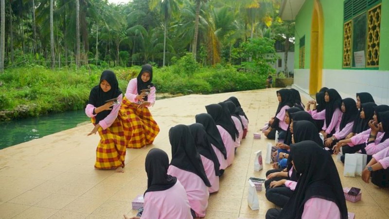 Workshop tari bosara atau tari penjemputan tamu yang digelar Srikandi Ganjar di Desa Pasempe, Kecamatan Palakka, Kabupaten Bone, Sulawesi Selatan (Sulsel).