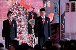 Bupati Bantaeng Terima Tanda Kehormatan Satyalancana Wira Karya