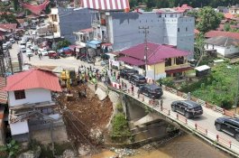 Gubernur Andi Sudirman Tinjau Pembangunan Jembatan Sungai Malango di Torut