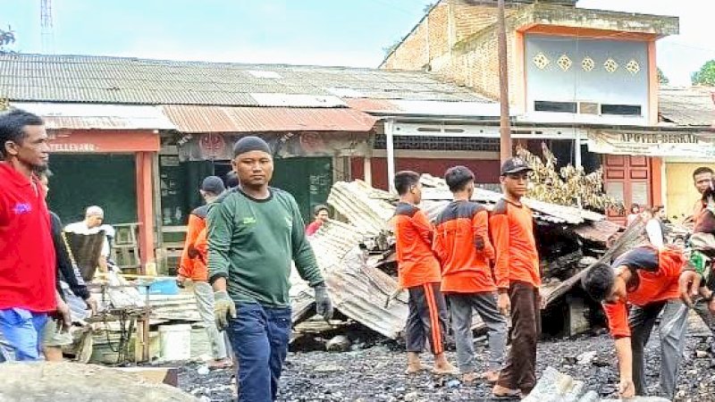 Polisi Bergerak Cepat Datangi TKP Kebakaran di Desa Tellesang Pitumpanua