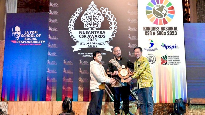 Penyerahan penghargaan Nusantara Corporate Social Responsibility Awards (NCSRA) 2023 yang digelar La Tofi School of Social Responsibility di Jakarta 5 Juli 2023. (Foto: KALLA)