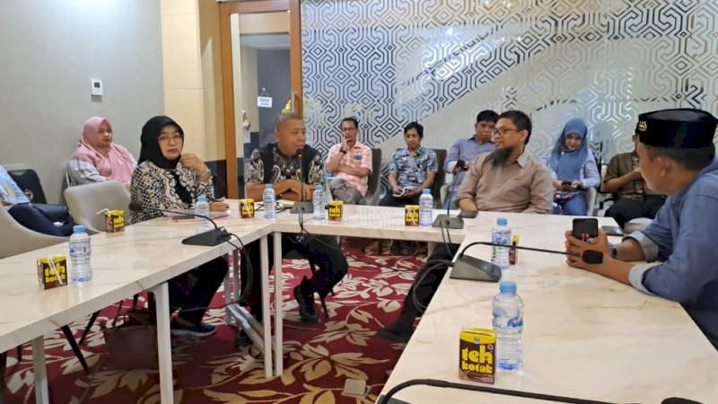 Rapat koordinasi dan sinkronisasi Jalan Sehat Anti Malas Gerak (Mager) rangkaian Hari Jadi Sulsel ke-354 tahun di Toraja Room Kantor Gubernur Sulsel, Jumat (7/7/2023).