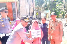 Sambangi Korban Kebakaran, Kapolres Wajo Serahkan Bantuan