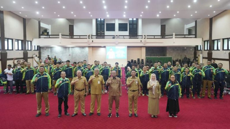 Pelepasan kontingen Sulawesi Selatan (Sulsel) di Ruang Pola Kantor Gubernur Sulsel, Senin (10/7/2023),
yang akan berlaga pada Pekan Olahraga Nasional (Pornas) XVI Korpri 2023 di Semarang, Jawa Tengah.