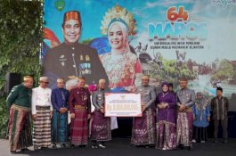 Gubernur Sulsel Serahkan Bantuan Keuangan Rp8 Miliar Dukung Pembangunan Infrastruktur Maros