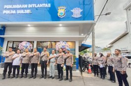 Kapolda Sulsel Bagi Helem ke Pengendara di Makassar 